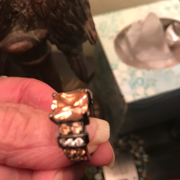 Pretty Ring 🌻🌻🌻🌻🌻🌻🌻 - Picture 2 of 3